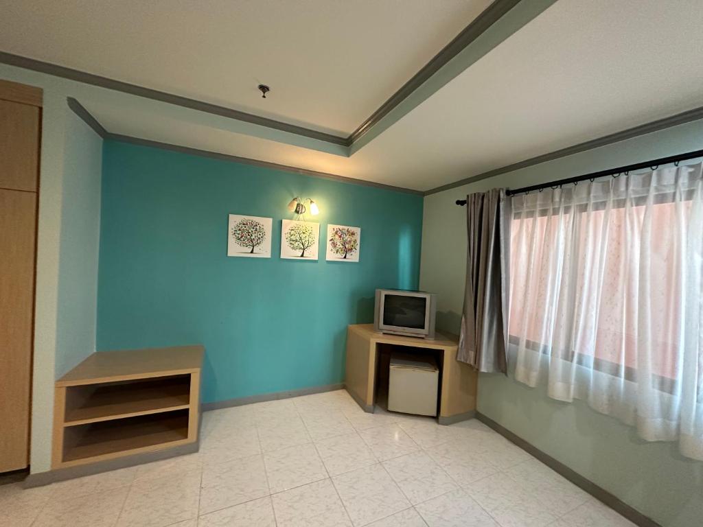 TV a/nebo společenská místnost v ubytování Thipurai City Hotel