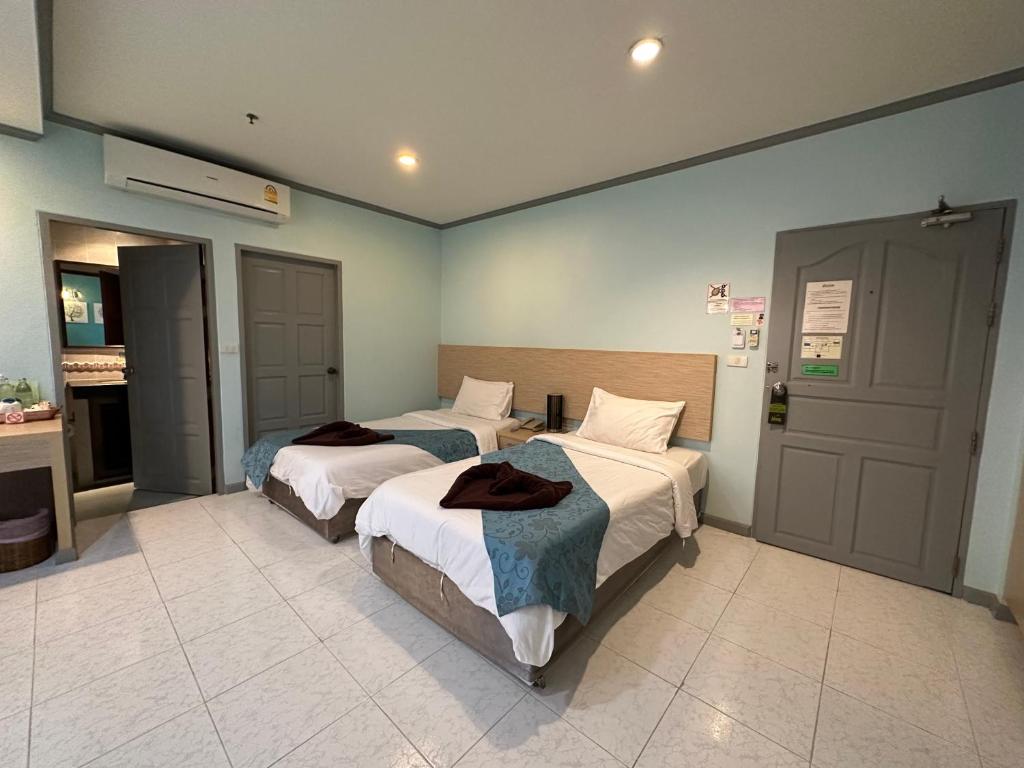 Postel nebo postele na pokoji v ubytování Thipurai City Hotel