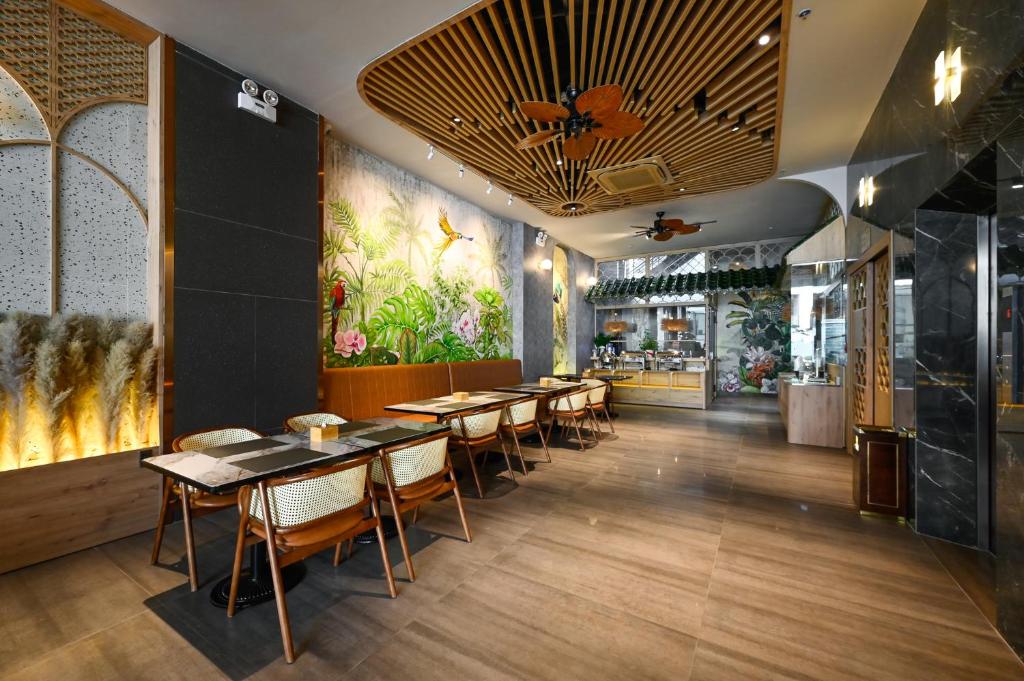 Um restaurante ou outro lugar para comer em La Opera Saigon Hotel