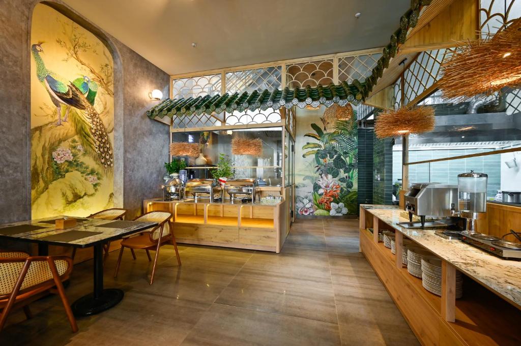 Um restaurante ou outro lugar para comer em La Opera Saigon Hotel