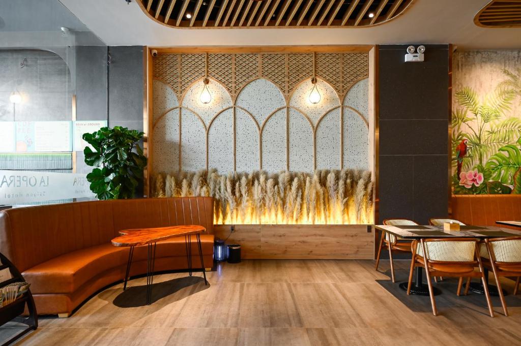 Uma área de estar em La Opera Saigon Hotel