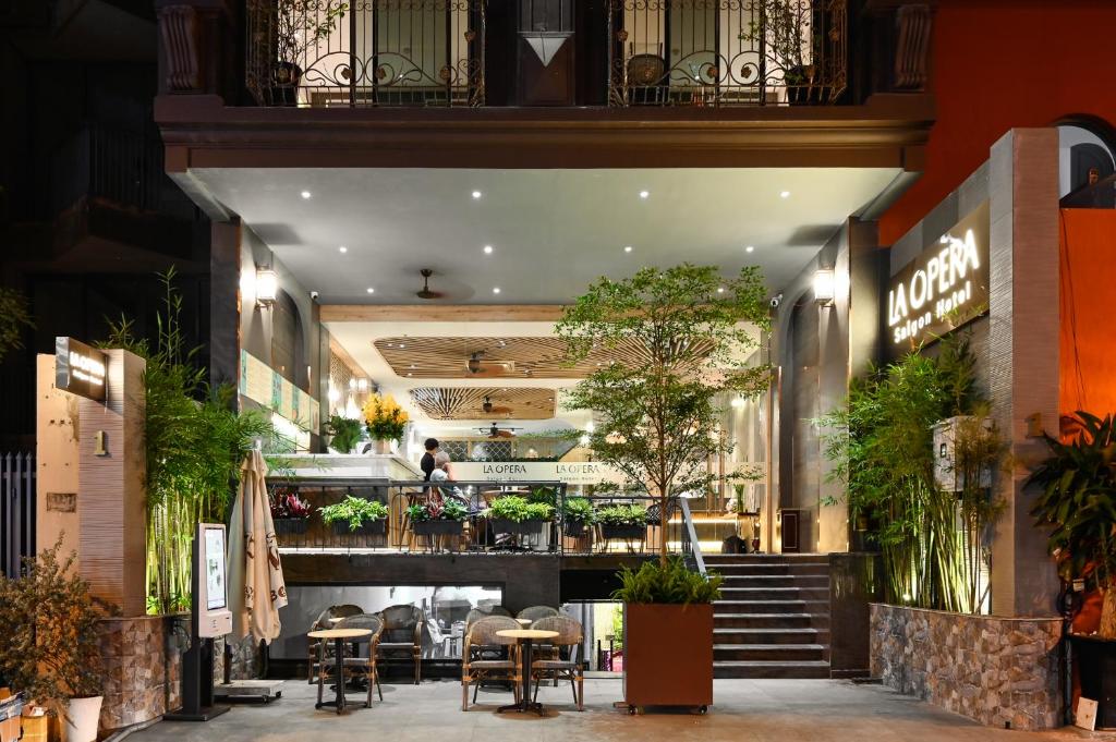 Um restaurante ou outro lugar para comer em La Opera Saigon Hotel