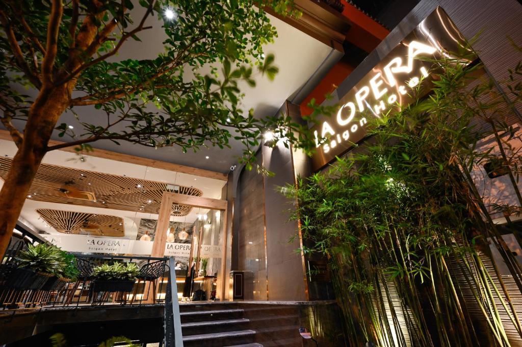 胡志明市的住宿－La Opera Saigon Hotel，前面有标牌的商店