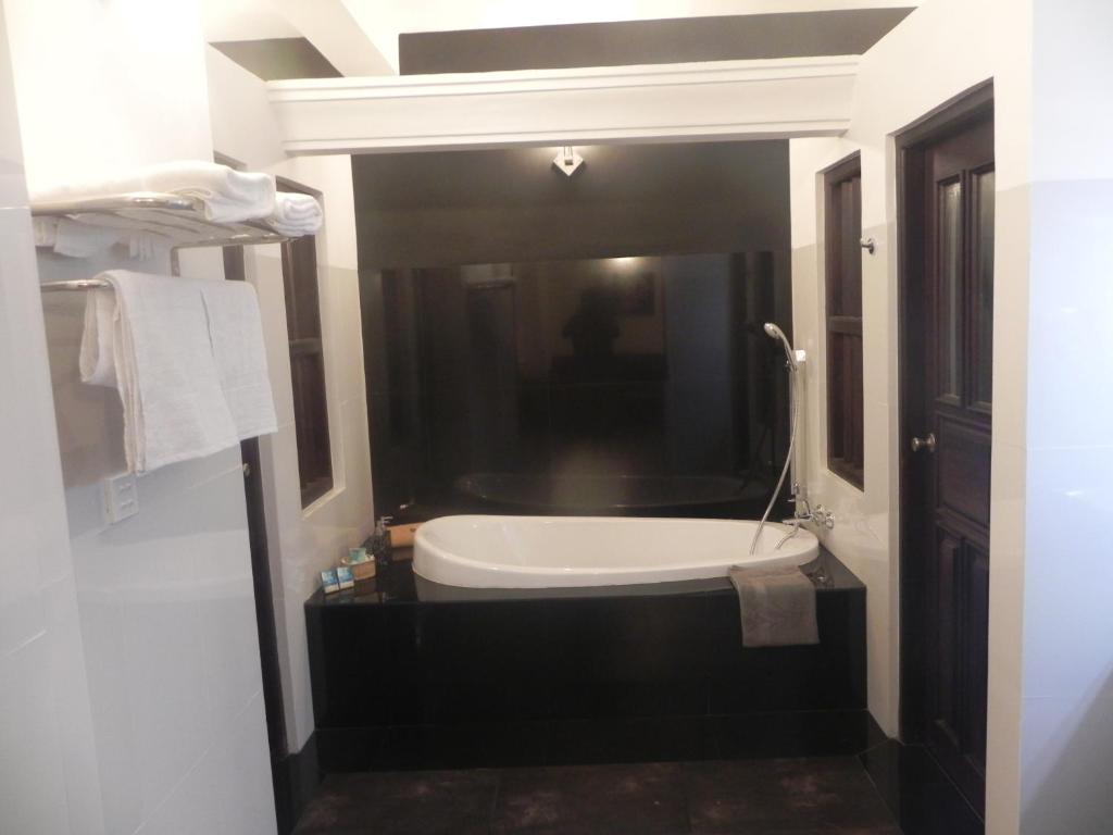 a bathroom with a black and white bath tub at Amanda Beach Villas in Unawatuna