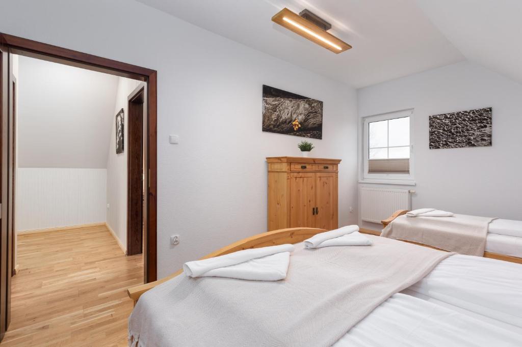 Letto o letti in una camera di Cozy House 3 Bedrooms & Fireplace, Family with Dogs welcome