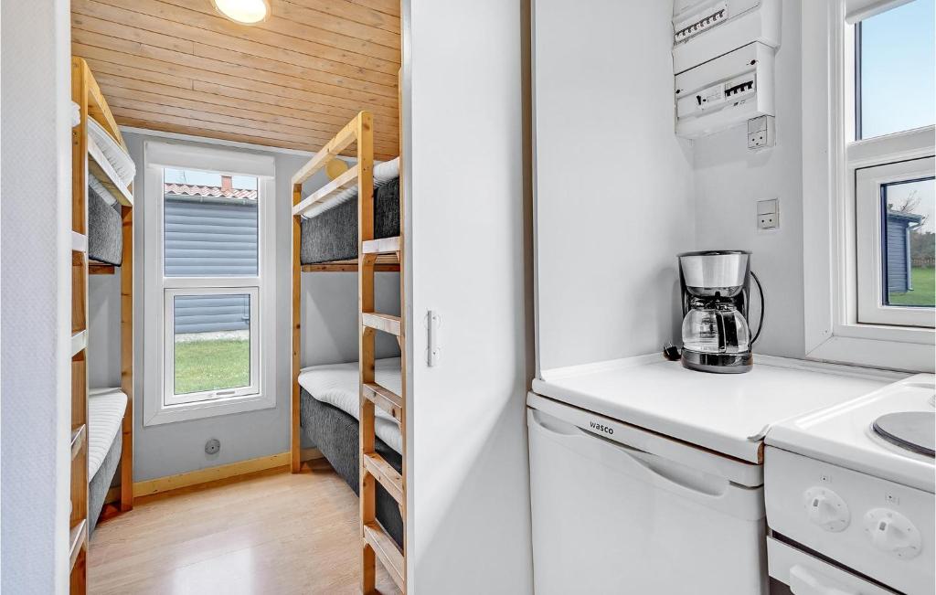 Kuchyň nebo kuchyňský kout v ubytování Cozy Home In Hanstholm With Wifi