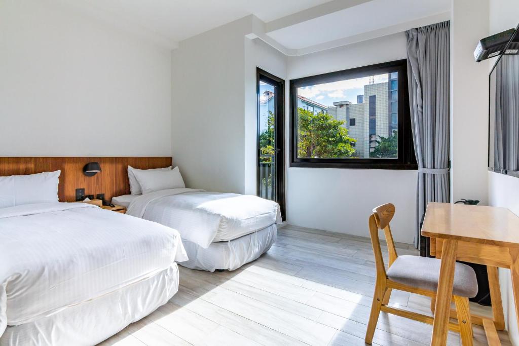 A bed or beds in a room at Kenting Sea Wall 112