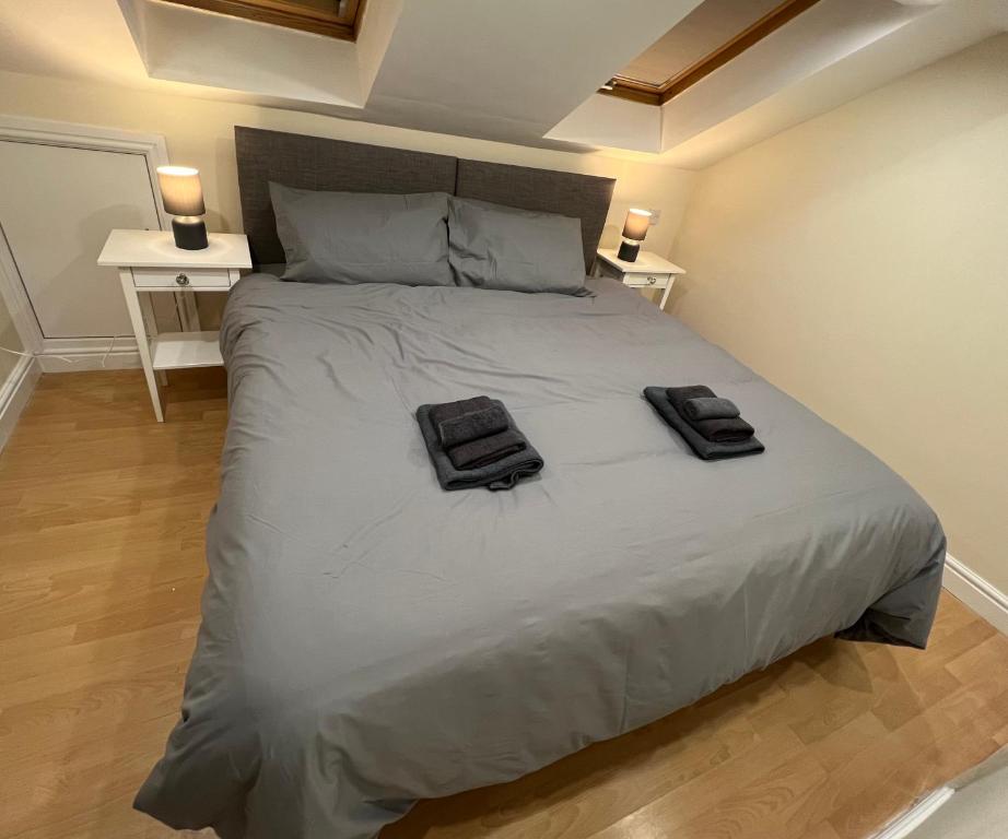 Llit o llits en una habitació de Cozy Penthouse suite happily sleeps up to five