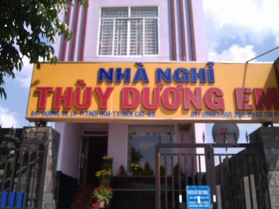 un edificio con un cartel que lee nimaishi diminuto durgsing en Thùy Dương Em, en Xóm Hương Phùng