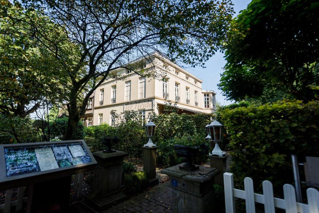 een wit huis met een bord ervoor bij Ter Heide (Kaprijke - Lembeke) in Lembeke