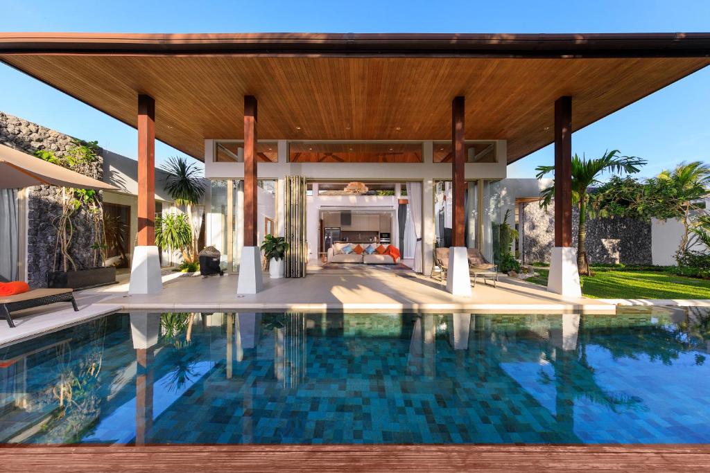 una piscina en el patio trasero de una casa en Luxury villa with pool and garden - BL #93, en Phuket