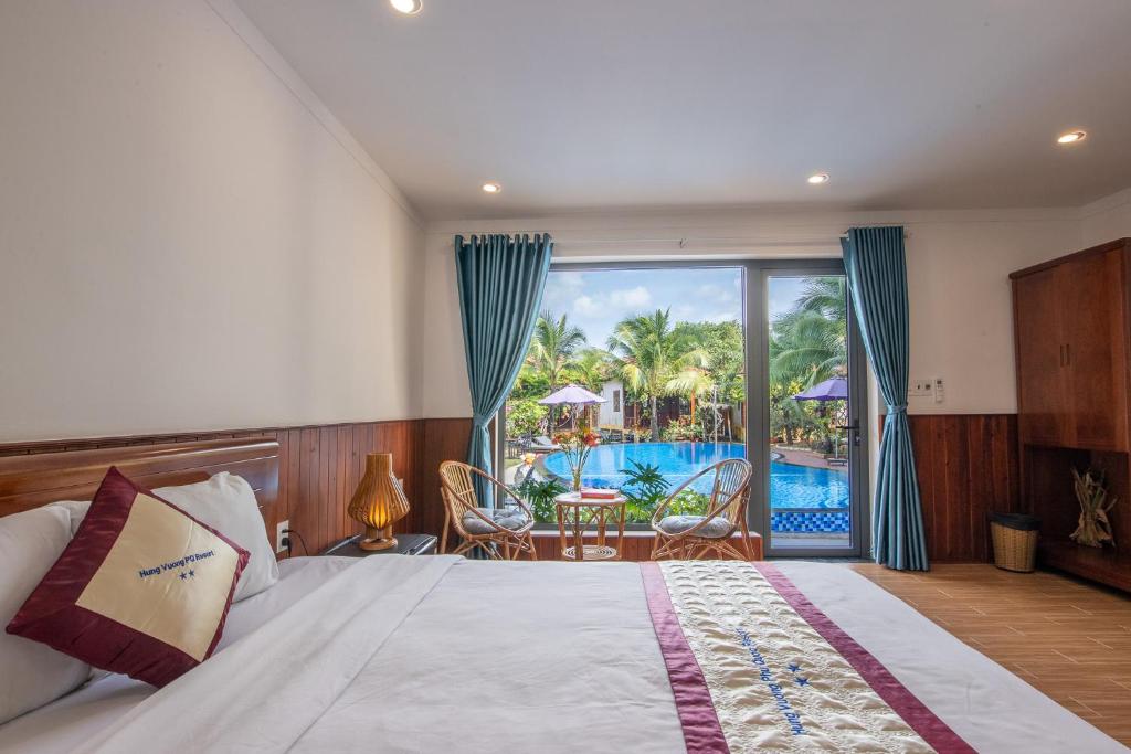 Bazén v ubytování Hung Vuong Resort nebo v jeho okolí