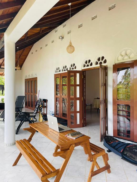 Fotografie z fotogalerie ubytování Shanon Lake Villa Surf Lodge v destinaci Midigama East