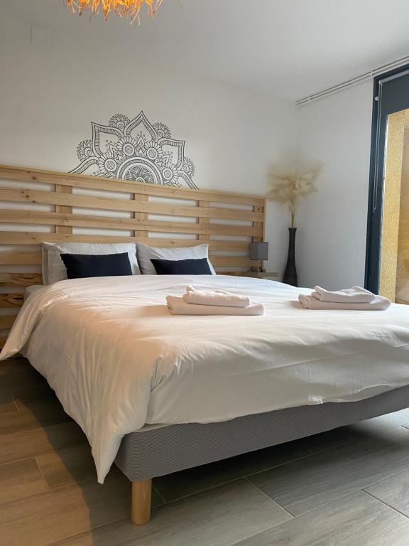 Posteľ alebo postele v izbe v ubytovaní Maison chaleureuse au cœur du village Raddon