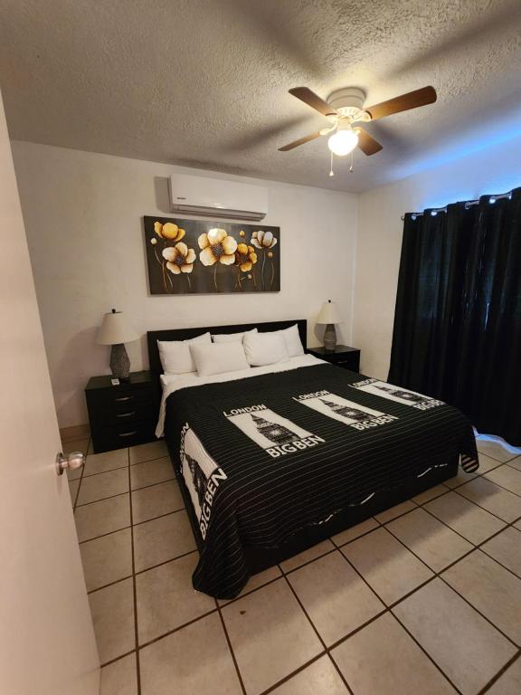 a bedroom with a bed and a ceiling fan at VERY SECURED HOUSE 7 MINUTES FROM THE BEACH in Puerto Peñasco