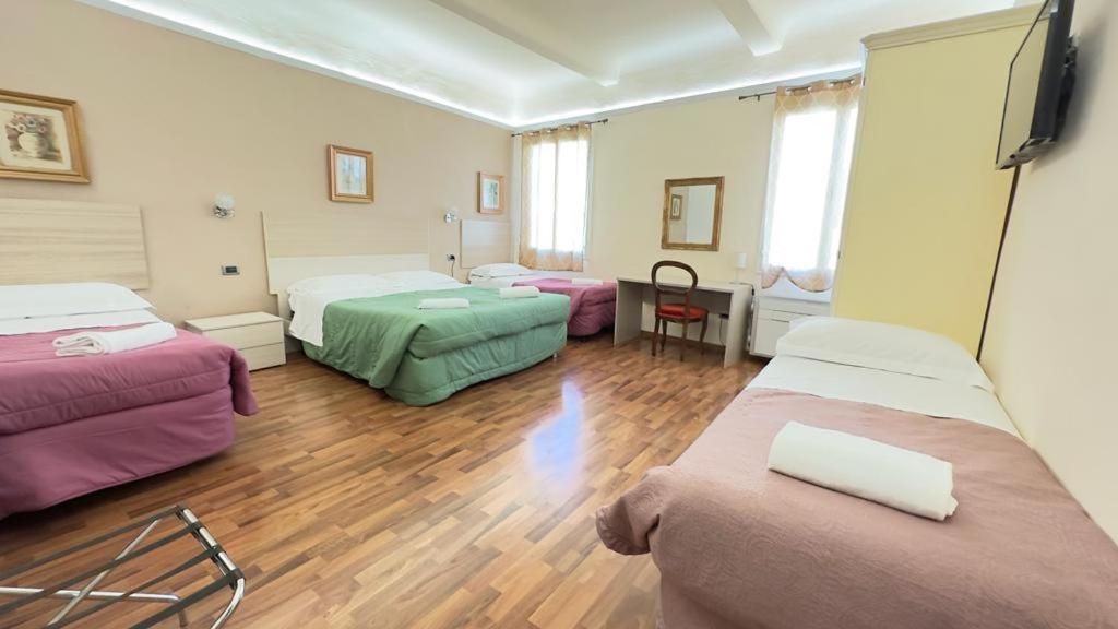 Postel nebo postele na pokoji v ubytování PICCOLO HOTEL Nel Centro Storico di Firenze
