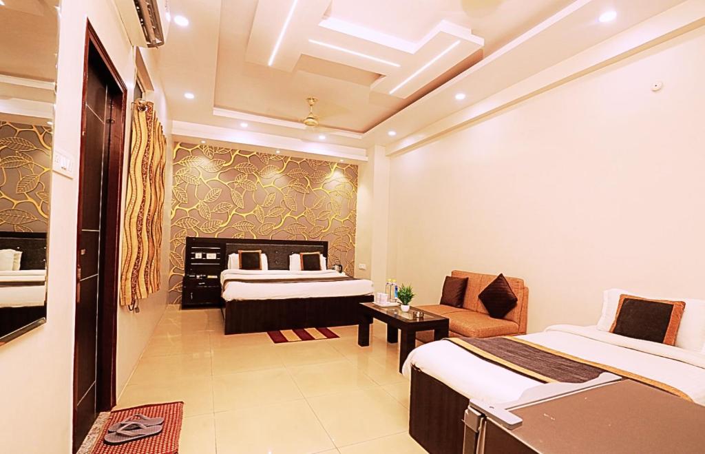 una camera d'albergo con due letti e una sedia di Hotel Nexus a Lucknow