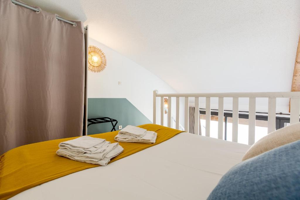 Postel nebo postele na pokoji v ubytování Appart'Hôtel Les Lofts du Grand Lac de Lozère