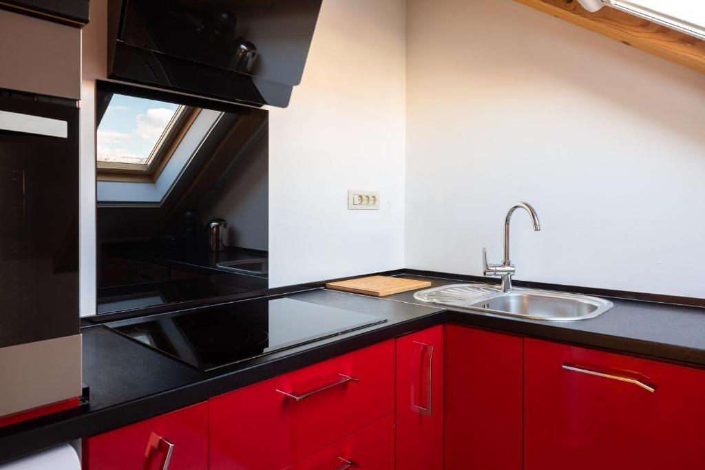 Kuchyňa alebo kuchynka v ubytovaní Romantic Attic Apartment