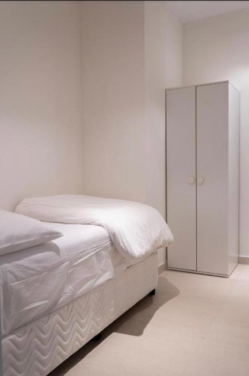 Postel nebo postele na pokoji v ubytování شقة فاخرة في فندق العنوان ريزدينس Two bedrooms apartment at address residences
