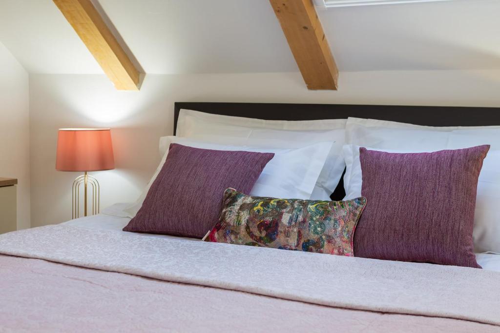 Posteľ alebo postele v izbe v ubytovaní Romantic Attic Apartment