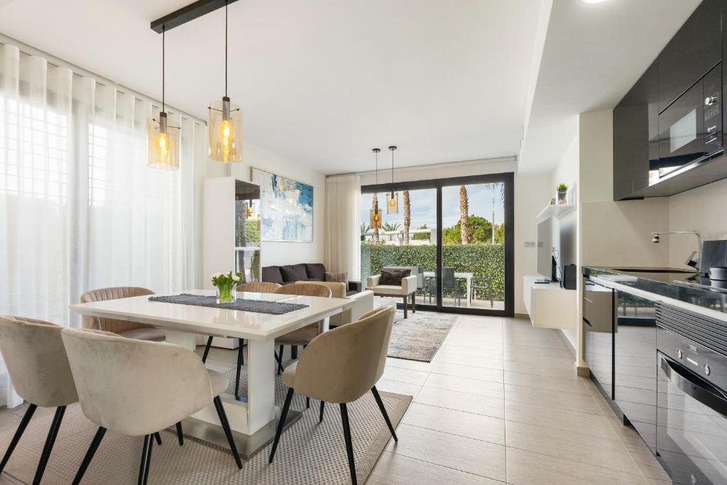 kuchnia i jadalnia ze stołem i krzesłami w obiekcie CB Living - 3 bedroom home in Punta Prima w mieście Torrevieja