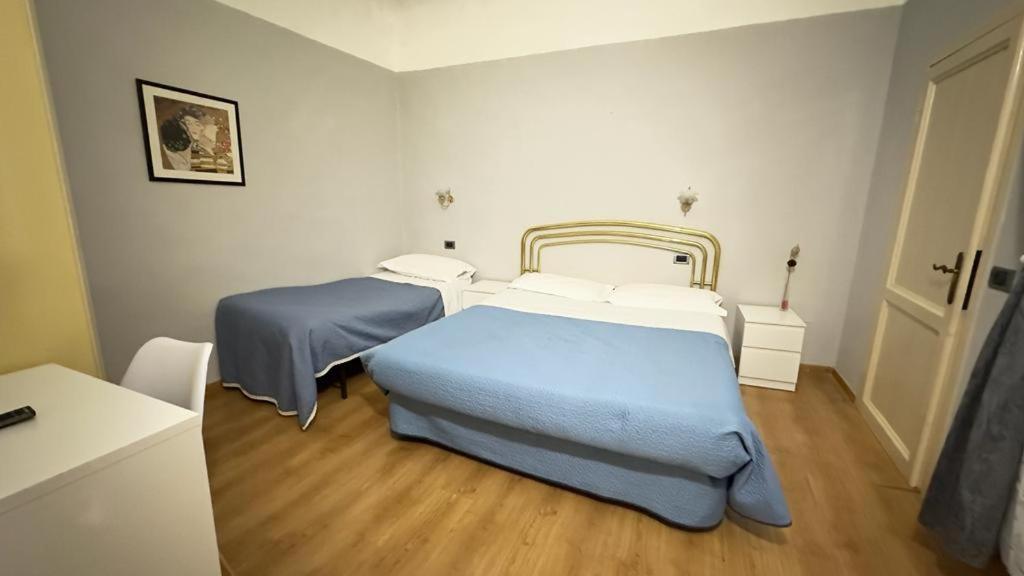 Postel nebo postele na pokoji v ubytování PICCOLO HOTEL Nel Centro Storico di Firenze