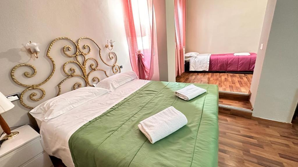 Postel nebo postele na pokoji v ubytování PICCOLO HOTEL Nel Centro Storico di Firenze