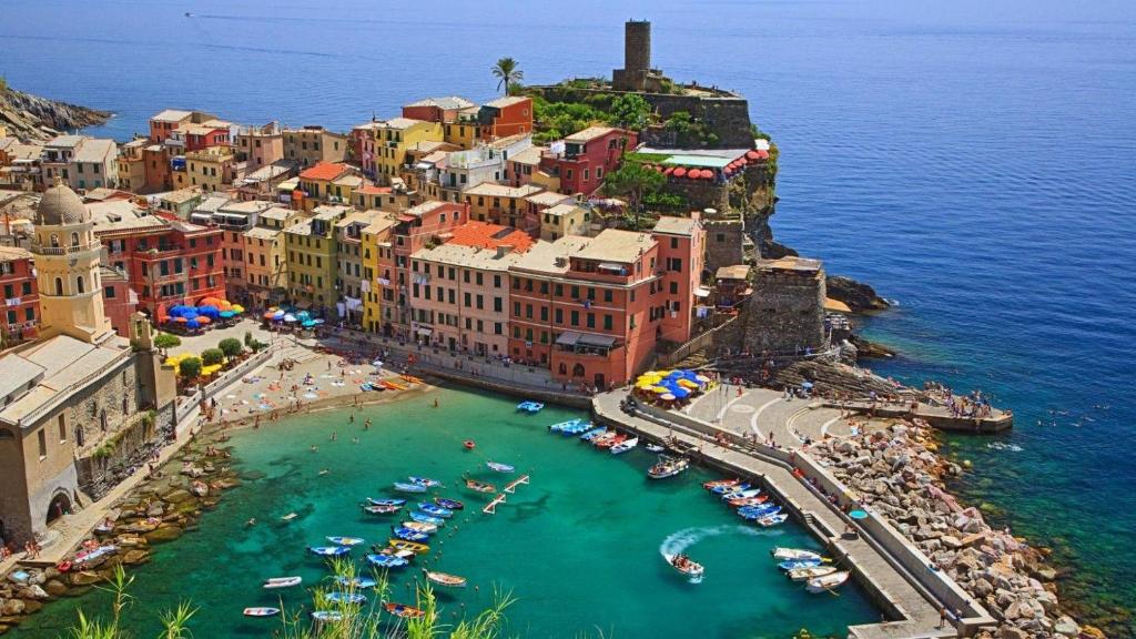 uma vista aérea de uma cidade com barcos na água em La Spezia La Perla dei Poeti em Vezzano Ligure