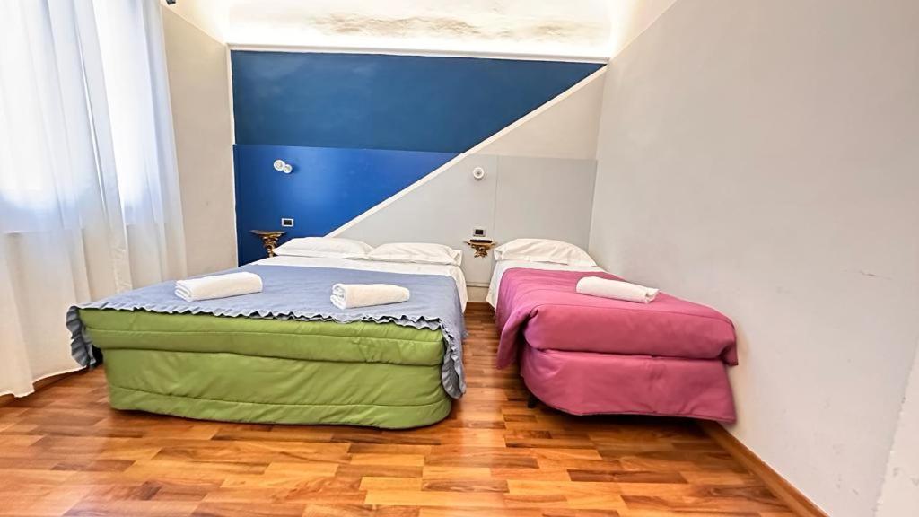 Postel nebo postele na pokoji v ubytování PICCOLO HOTEL Nel Centro Storico di Firenze