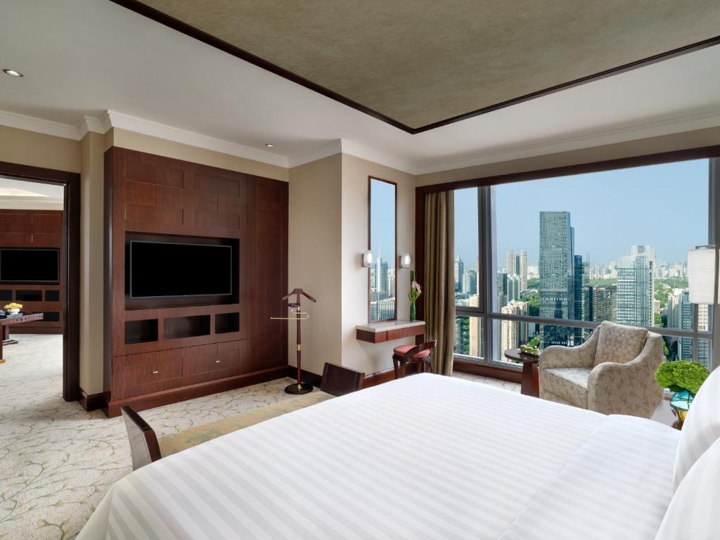 TV a/nebo společenská místnost v ubytování Futian Shangri-La, Shenzhen,Near to Shenzhen Convention&Exhibition Centre, Futian Railway Station