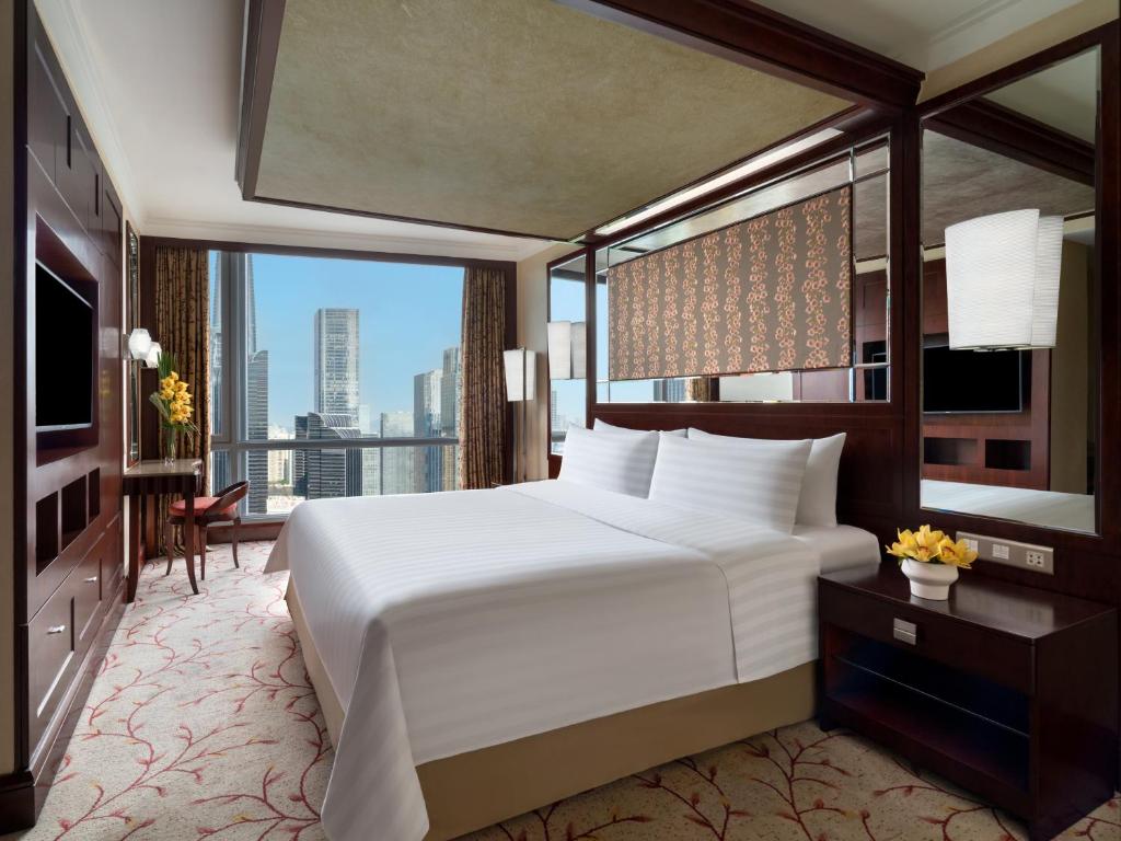 Postel nebo postele na pokoji v ubytování Futian Shangri-La, Shenzhen,Near to Shenzhen Convention&Exhibition Centre, Futian Railway Station