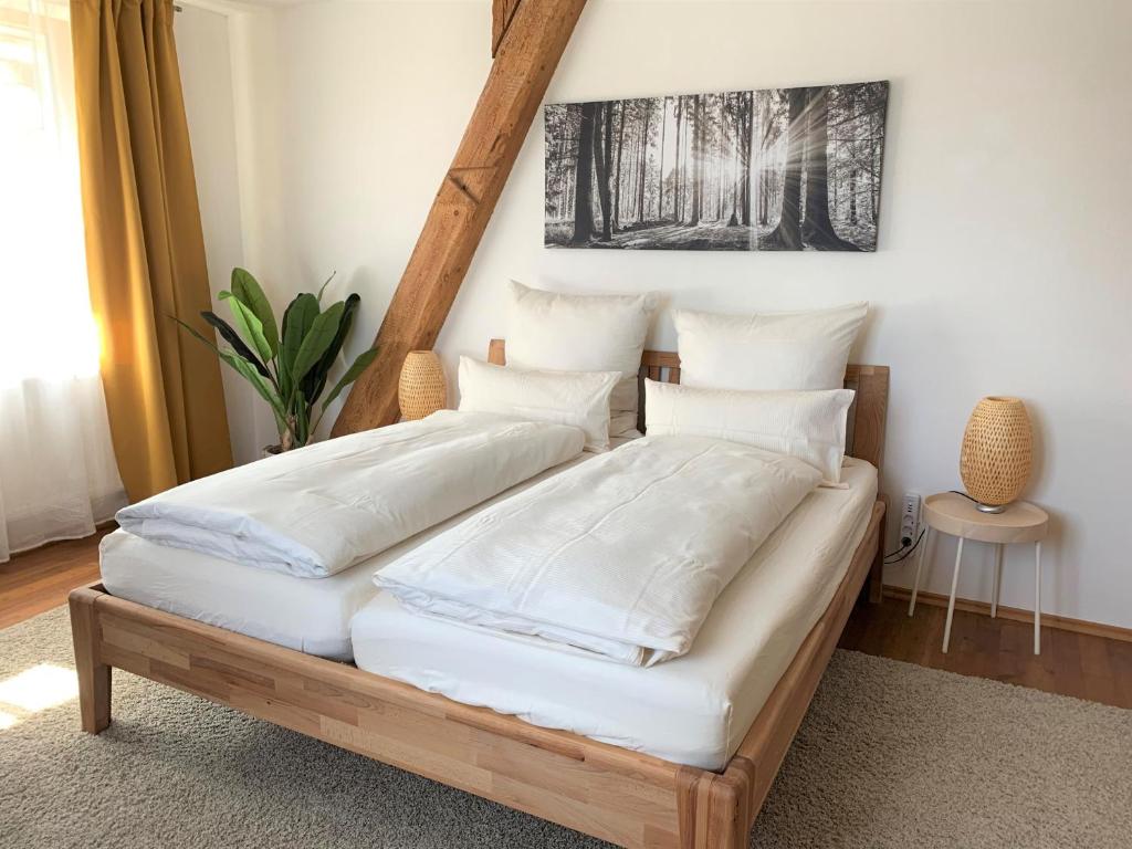 2 camas individuales en una habitación con una foto en la pared en Fe Wo Brunnen - 120 qm- ruhige Lage - viel Natur - komfortabel - grosser Balkon und Garten, en Memmingen