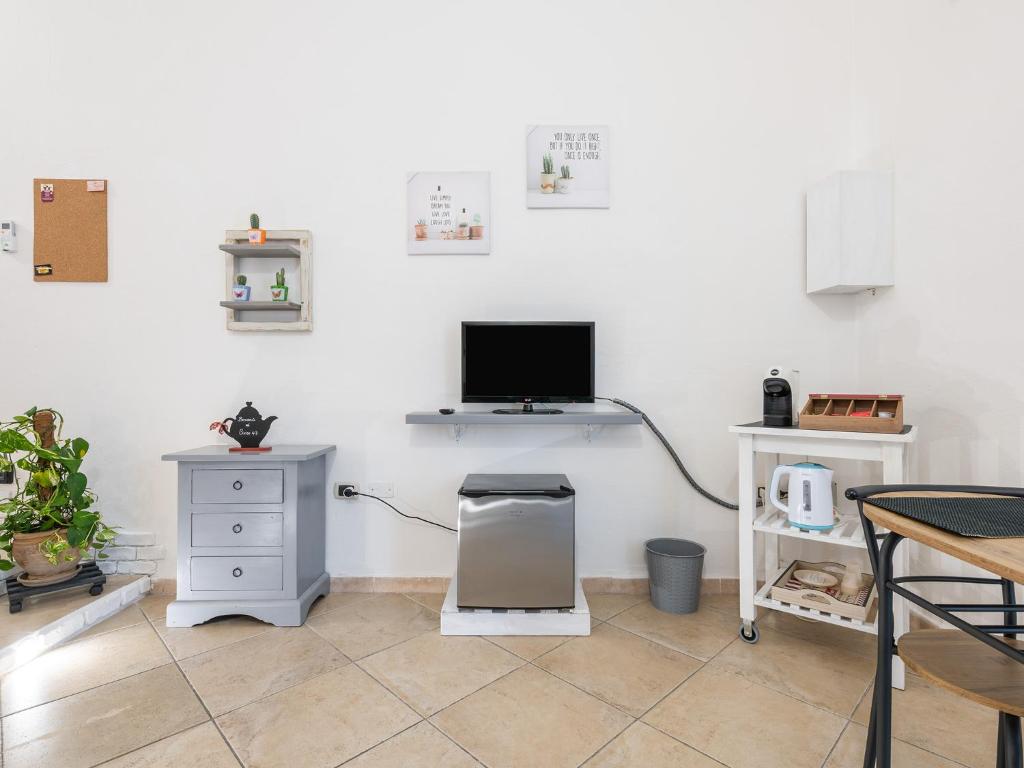 A television and/or entertainment centre at Civico 47