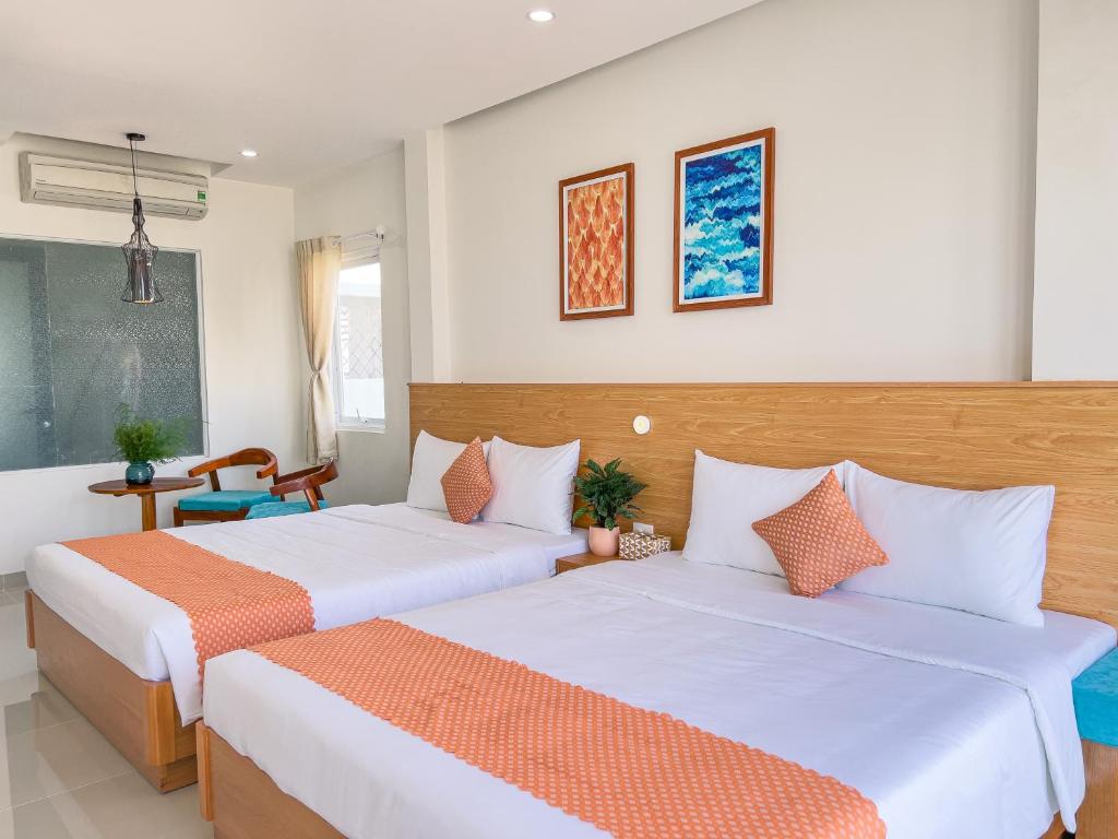 duas camas num quarto de hotel com duas camas em Tuna Hotel Phú Yên em Liên Trì (3)