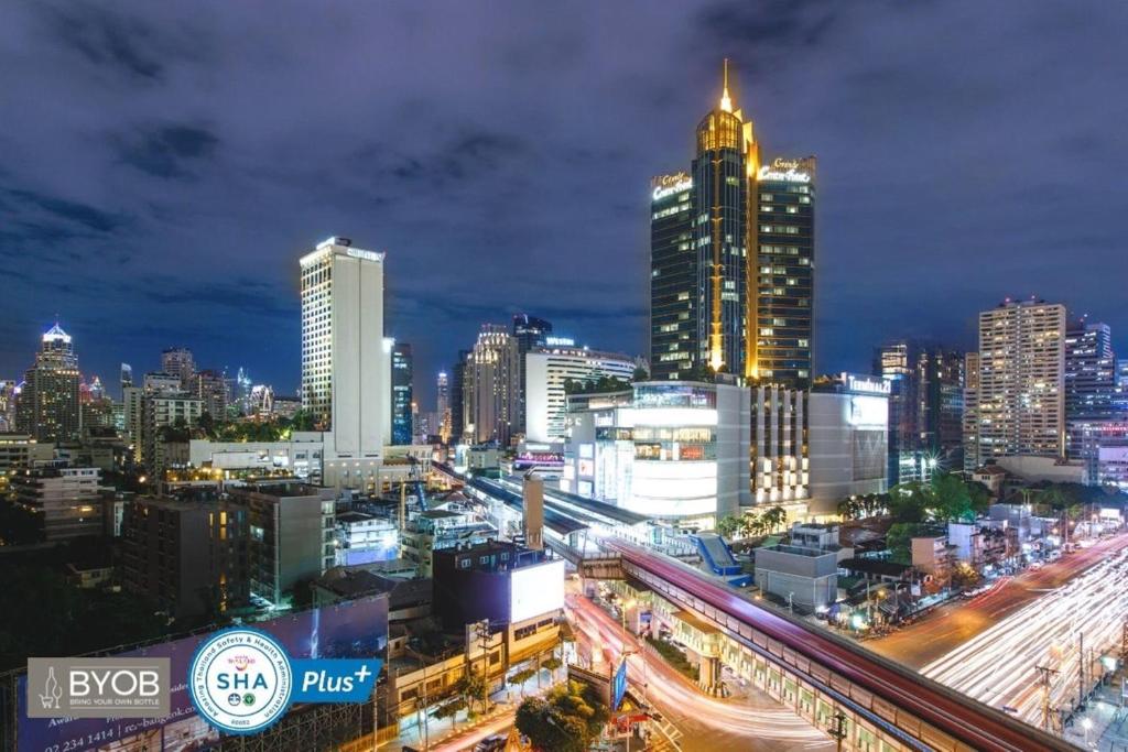 eine Skyline der Stadt in der Nacht mit einer belebten Autobahn in der Unterkunft Grande Centre Point Hotel Terminal21 in Bangkok