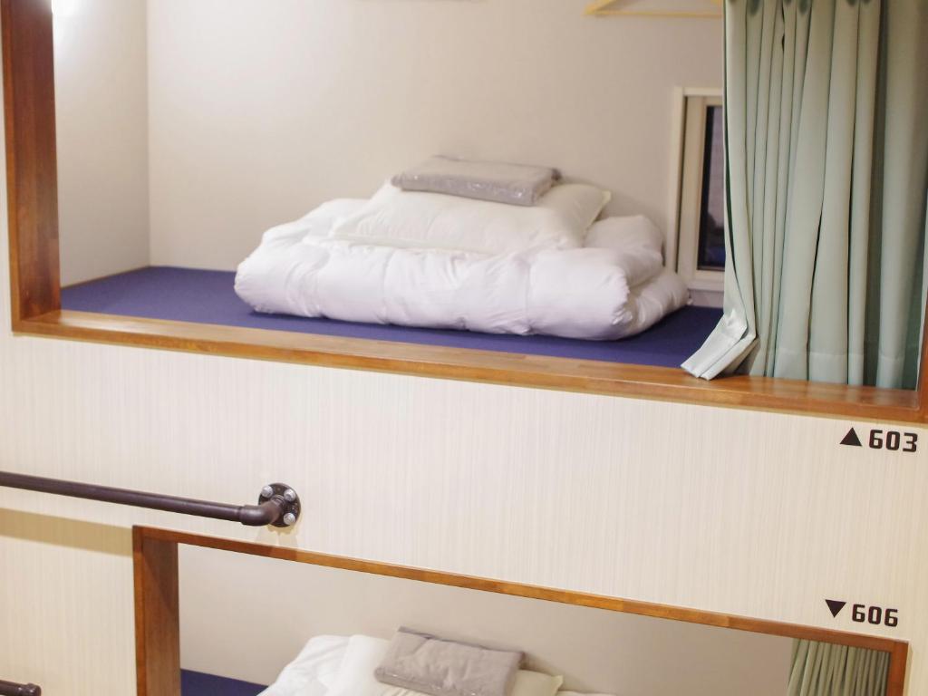 2 camas en una habitación con espejo en 柏島ヴィレッジ en Otsuki