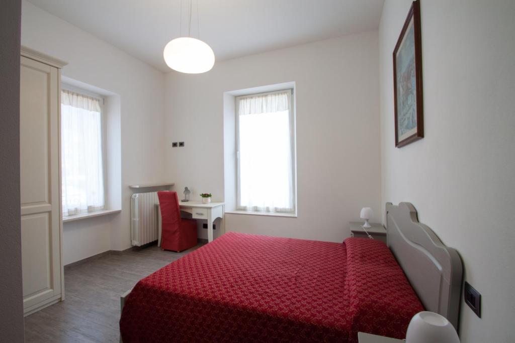 A bed or beds in a room at Palazzo di Primavera Guest House
