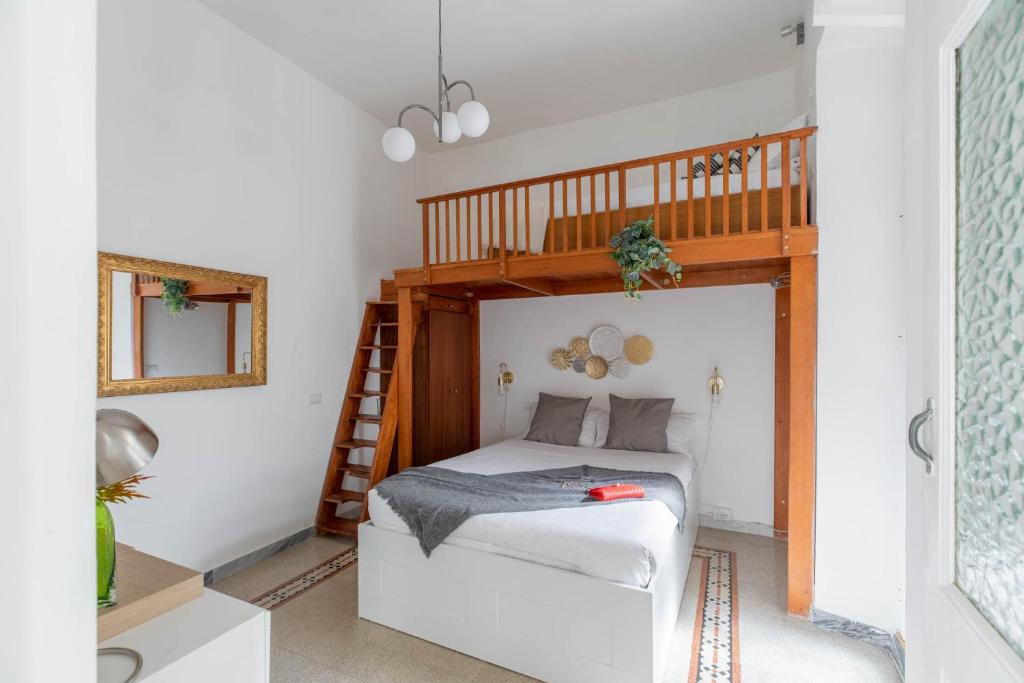 una camera con un letto a castello e una scala di iFlat Little flat in Testaccio perfect WFP, WIND, FAO a Roma