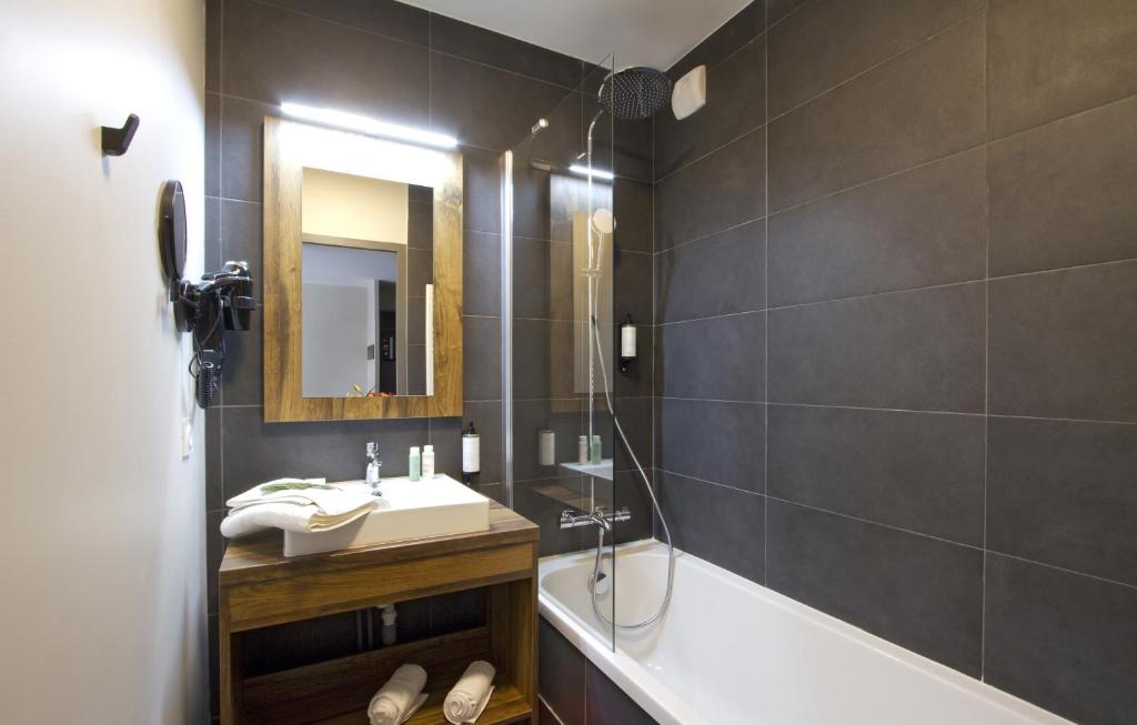 Ванная комната в Appart'Hôtel Prestige Odalys L'Eclose