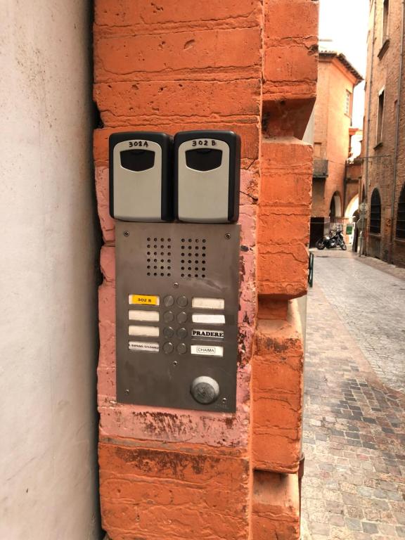 a parking meter on the side of a brick wall at Pause COCOONING en Centre historique in Montauban