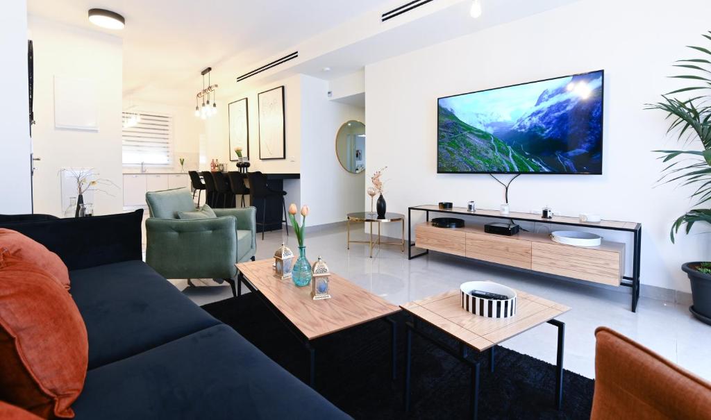 TV/Unterhaltungsangebot in der Unterkunft Kineret sheli- 4Bedrooms luxury apartment with stunning lake view