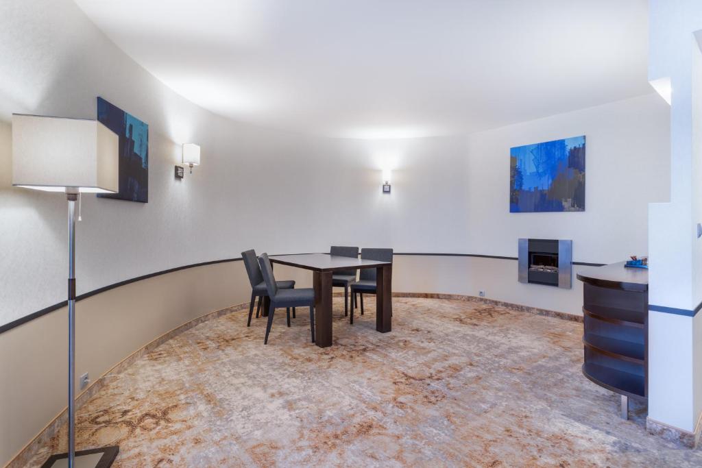 TV a/nebo společenská místnost v ubytování Qubus Hotel Kielce