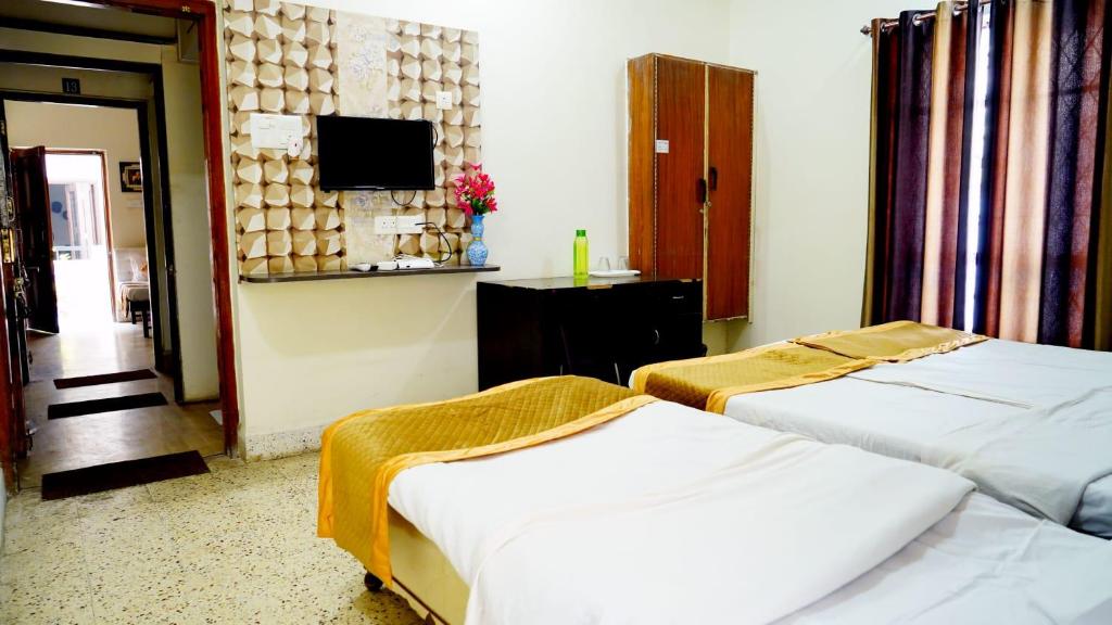Postel nebo postele na pokoji v ubytování Rampriya Service Apartment