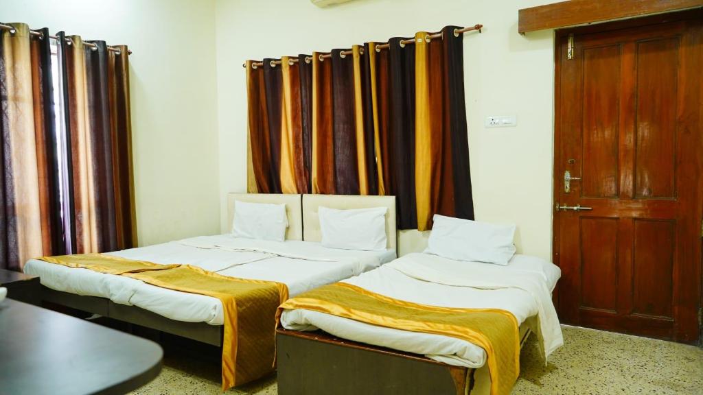 Postel nebo postele na pokoji v ubytování Rampriya Service Apartment