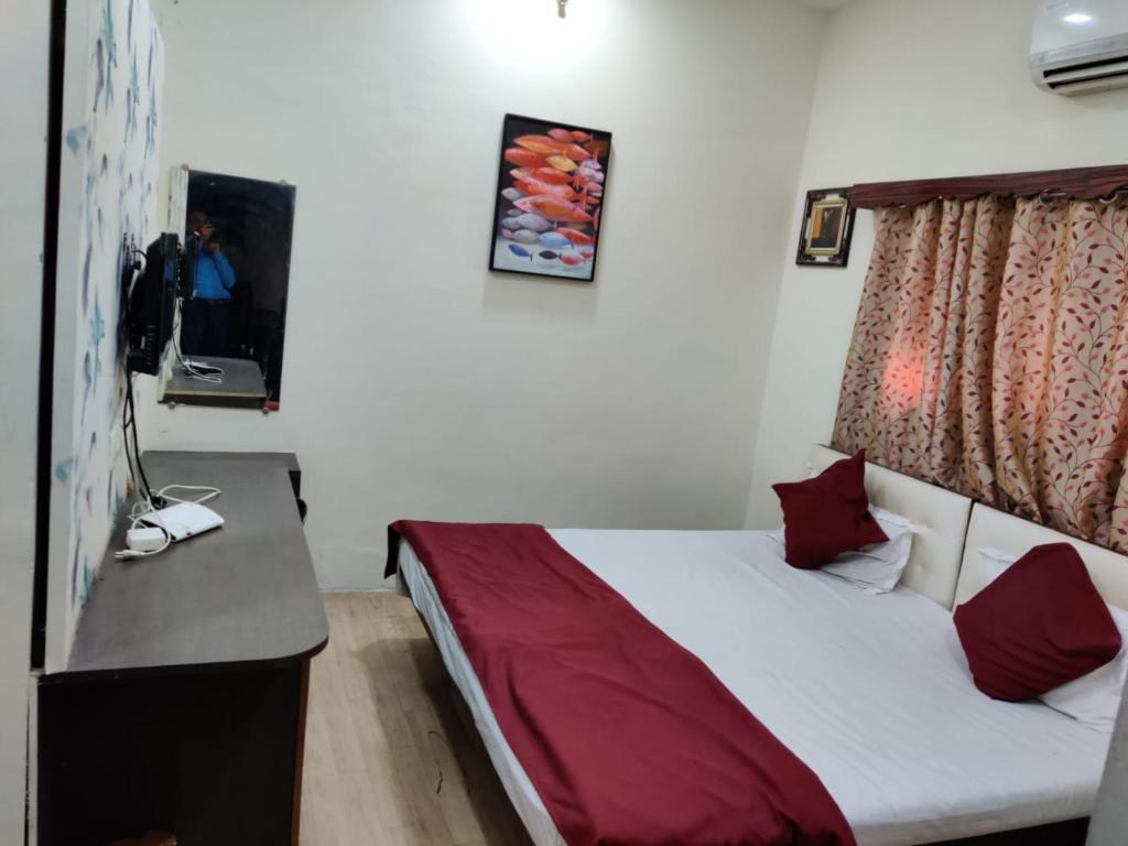 Postel nebo postele na pokoji v ubytování Rampriya Service Apartment