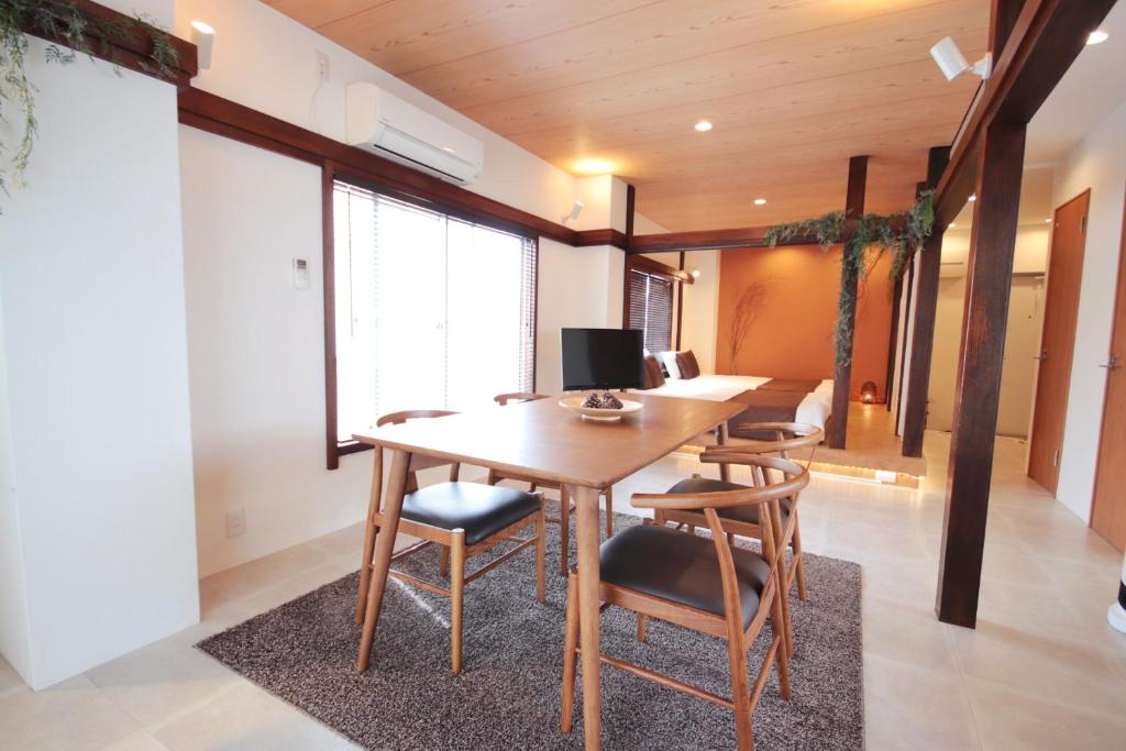 una oficina con mesa de madera y sillas en TOGOSHI 568 STAY Togoshi Ginza, en Tokio