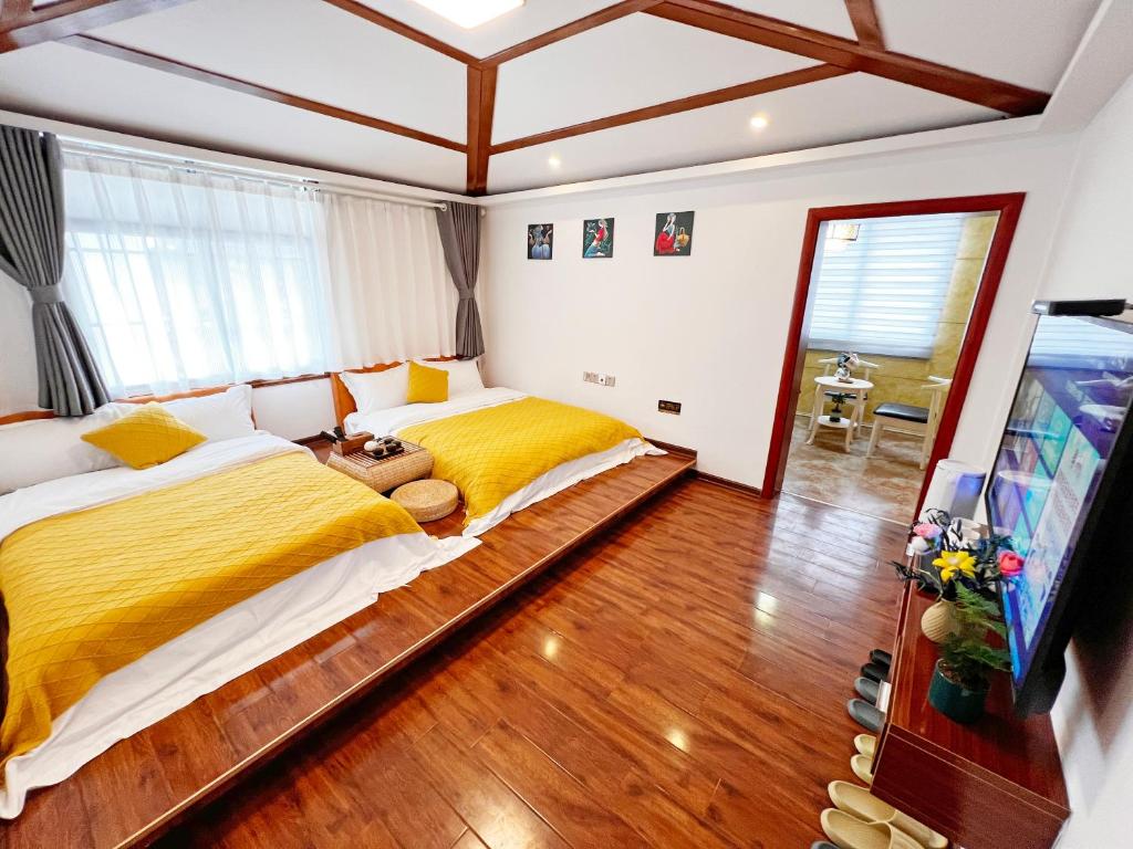 Postel nebo postele na pokoji v ubytování Yijingju Humanistic Inn