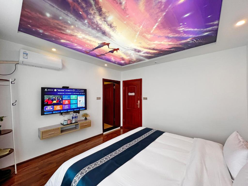 Postel nebo postele na pokoji v ubytování Yijingju Humanistic Inn