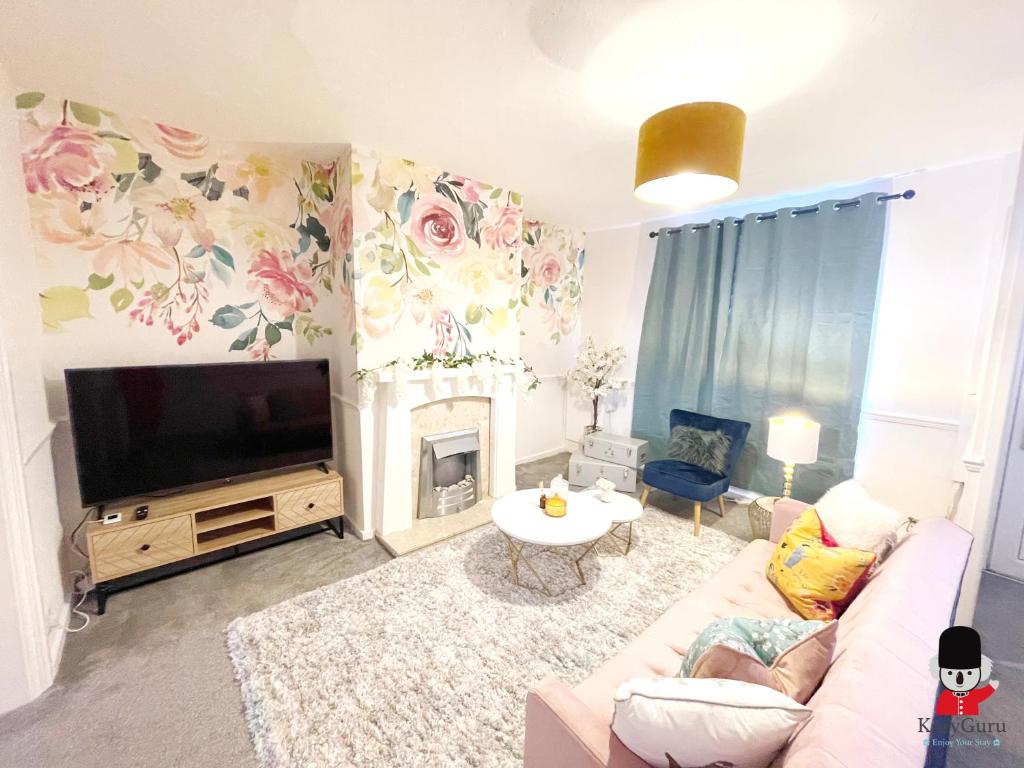 ein Wohnzimmer mit einem Sofa und einem TV in der Unterkunft KozyGuru / 2 BR 4Bed / Blossom Garden / Next to Big Retail Park and Train station / Worsley Manchester / 16 mins to City Centre / UMWO187 in Worsley